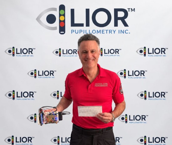 Jason Benaim holding the award and a LIOR prototype in front of a LIOR backdrop
